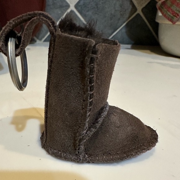 VTG NEW UGG KEYCHAIN WITH ORIGINAL SEALED CHAPSTICK BROWN SHEARLING LAMB SKIN 3” - Picture 12 of 14